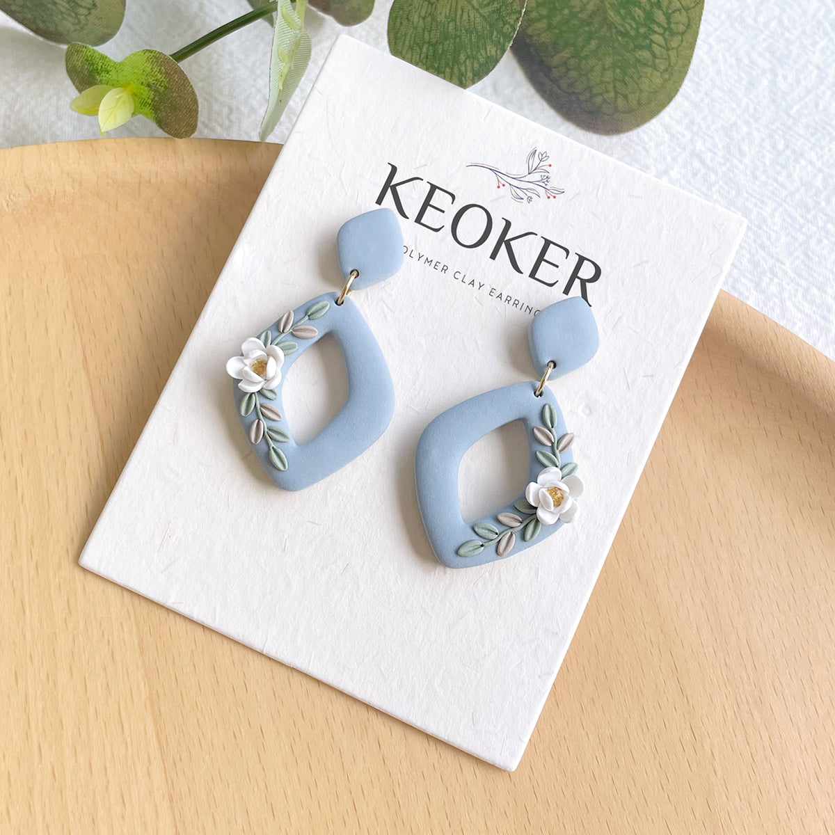 Pendientes de arcilla polimérica con diseño floral de KEOKER