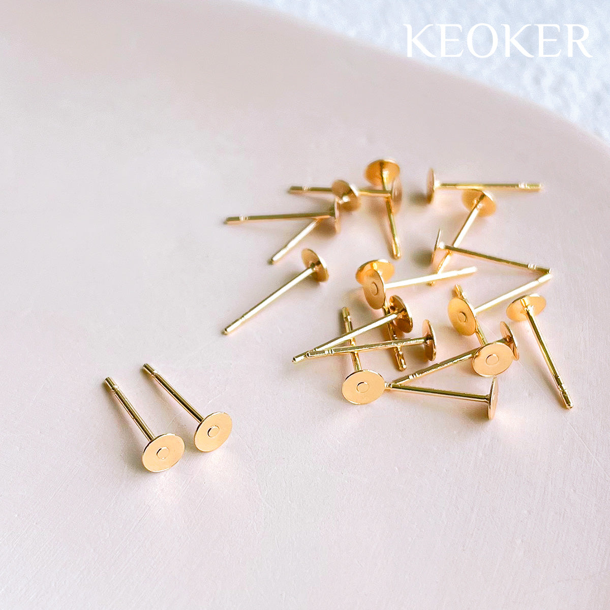 Poste para aretes con almohadilla plana de 4 mm relleno de oro de 14 quilates de KEOKER (20 piezas)