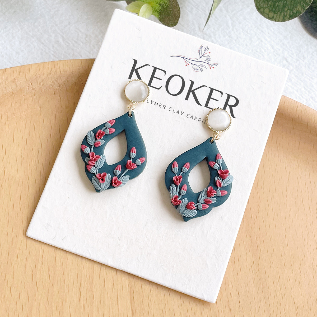 Pendientes de arcilla polimérica con diseño floral de KEOKER