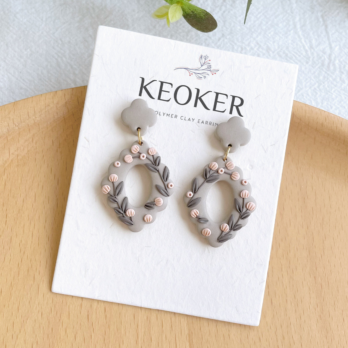 Pendientes de arcilla polimérica con diseño floral de KEOKER