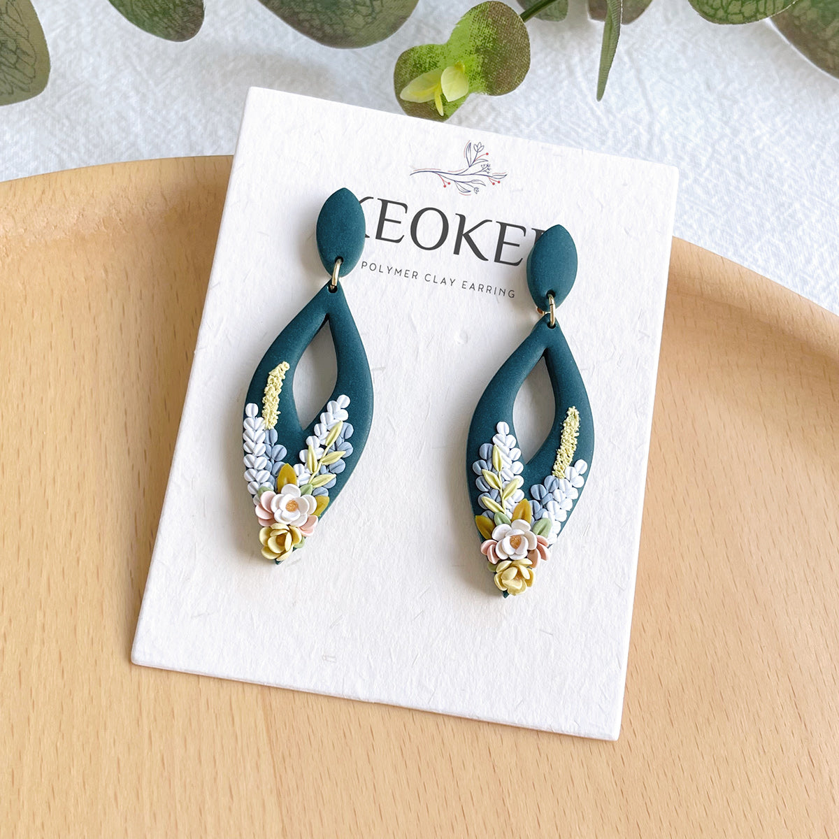 Pendientes de arcilla polimérica con diseño floral de KEOKER