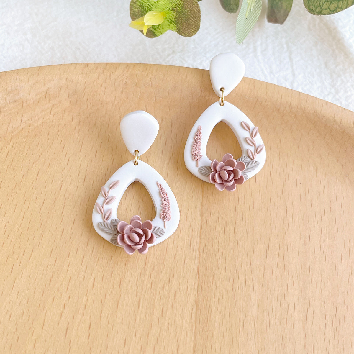 Pendientes de arcilla polimérica con diseño floral de KEOKER